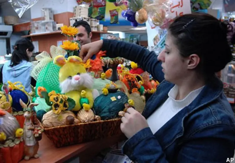 Eine-Frau-auf-einem-Markt-in-Beirut-richtet-einen-Osterkorb-her-Rund-ein-Drittel-der-Bevoelkerung-im-Libanon-ist-christlichen-Glaubens