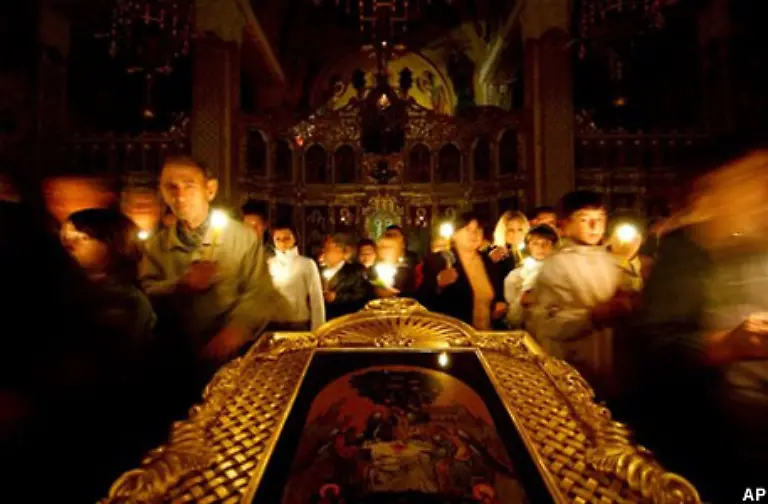 Den-Osterfeierlichkeiten-in-Mazedonien-tut-dies-natuerlich-keinen-Abbruch-Die-Bilder-aehneln-denen-aus-Bulgarien-Auch-in-Mazedonien-wird-mit-Kerzen-an-die-Auferstehung-von-Jesus-erinnert