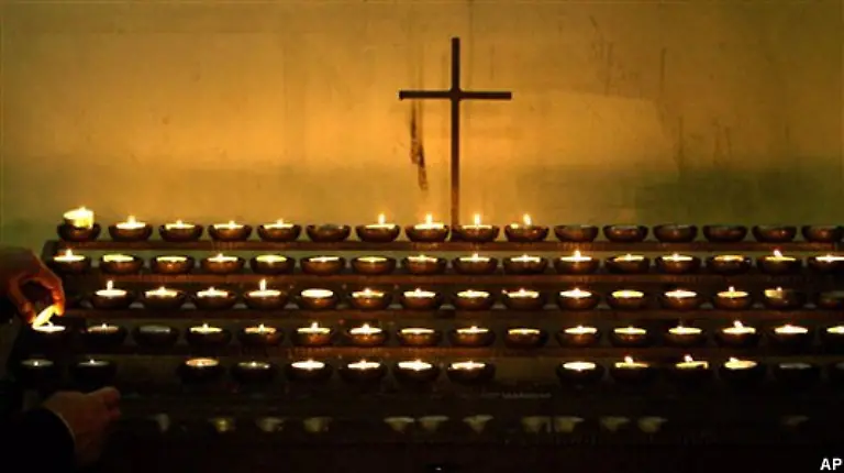 Kerzen-unter-einem-Kreuz-in-einer-Kirche-in-Ramallah-im-Westjordanland