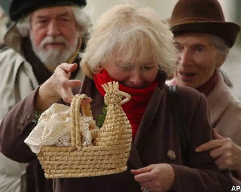 bringen-die-Menschen-reihenweise-Essenskoerbe-zu-den-Kirchen-Darin-sind-mindestens-sieben-verschiedene-Nahrungsmittel-Brot-Ei-Salz-Wurst-Kaese-Meerrettich-und-Kuchen