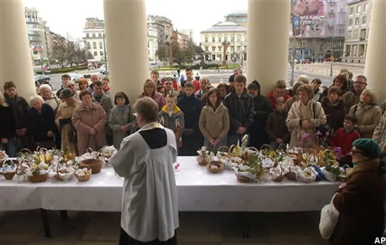 Ein-Priester-segnet-die-Speisen