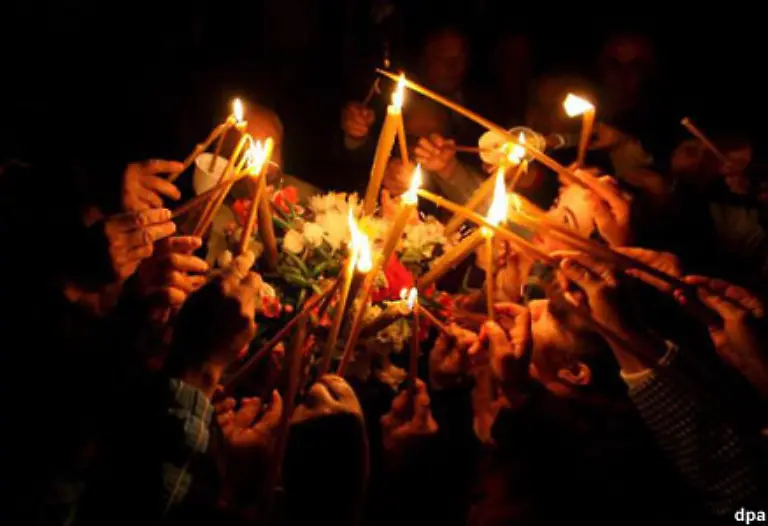 Auch-in-Rumaenien-gehoert-das-Entflammen-von-Kerzen-zum-typischen-Osterritual