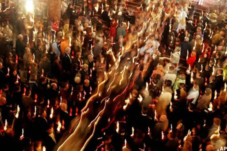 Nach-der-Messe-stroemen-die-Menschen-mit-ihnen-ins-Freie