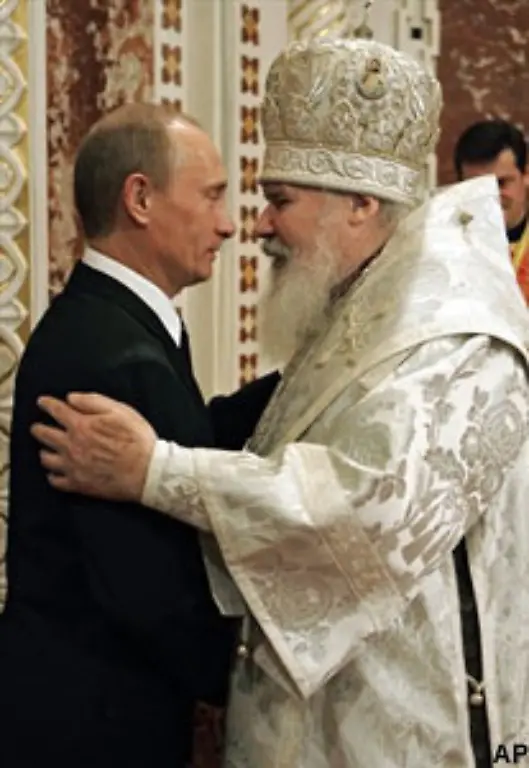 Von-Alexi-II-Patriarch-von-Moskau-und-ganz-Russland-wird-er-dabei-freudig-begruesst