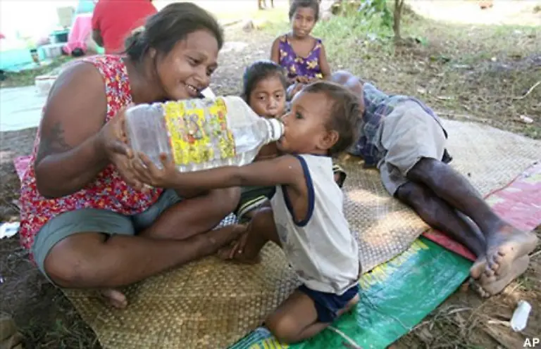 Nach-dem-verheerenden-Tsunami-harren-die-Menschen-auf-den-Salomoneninseln-in-Fluechtlingsunterkuenften-aus