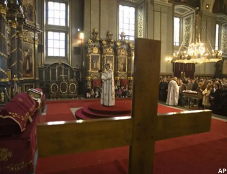 Auch-in-Serbien-laesst-sich-zu-Ostern-politischer-Besuch-in-der-Kirche-blicken