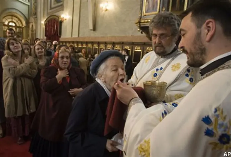 Die-serbisch-orthodoxe-Kirche-der-rund-85-Prozent-der-Bevoelkerung-angehoeren-richtet-sich-wie-die-uebrigen-orthodoxen-Kirchen-ueberwiegend-auch