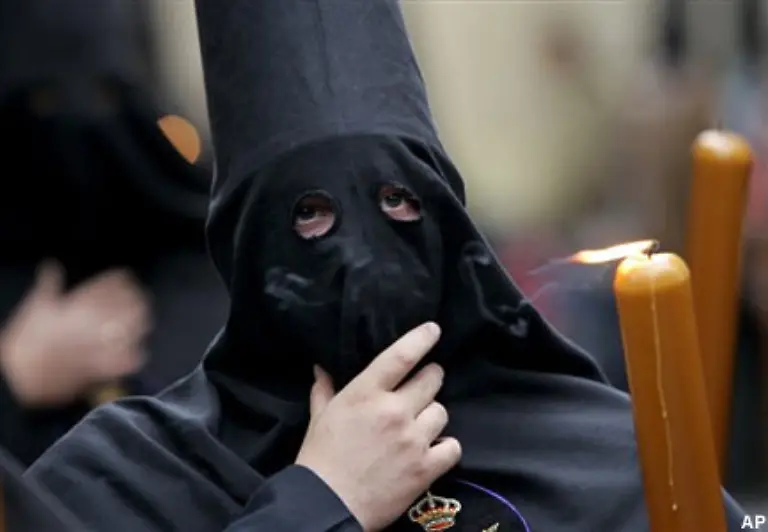 Manch-einer-mag-sich-bei-diesem-Anblick-an-alte-Edgar-Wallace-Verfilmungen-erinnert-fuehlen