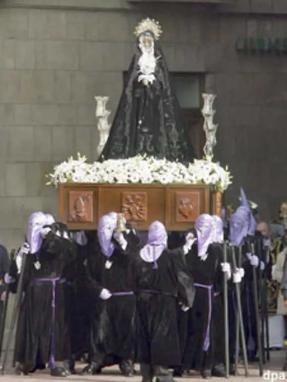 Typisch-sind-auch-die-so-genannten-Pasos-Aufbauten-mit-einer-Marienstatue