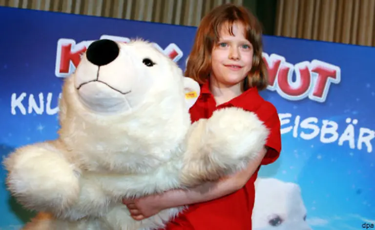 Natuerlich-wird-auch-ein-Kind-in-die-Vermarktungsmaschinerie-geworfen-Die-neun-Jahre-alte-Kitty-aus-Berlin-Koepenick-nimmt-das-Lied-Knut-der-kleine-Eisbaer-auf-Wem-jetzt-nicht-schlecht-wird-der-hat-kein-Herz