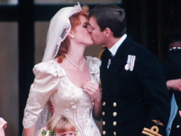 Prinz-Andrew-und-Sarah-Ferguson-1996-warfen-der-Sohn-der-Queen-und-Fergie-das-Handtuch-Die-Presse-hatte-Fotos-veroeffentlicht-auf-denen-sich-die-rothaarige-Fergie-nur-mit-einem-Bikini-Hoeschen-bekleidet-die-Zehen-kuessen-laesst