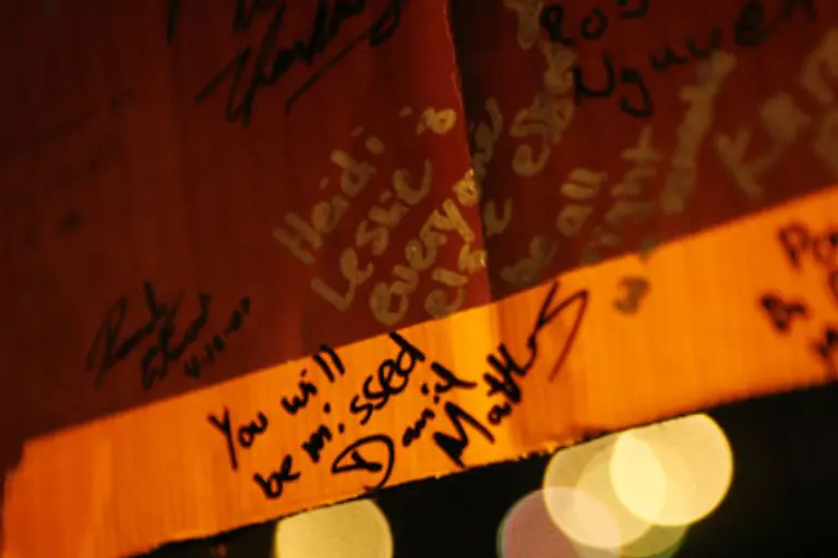 Blumen-und-Abschiedsbriefe-werden-abgelegt