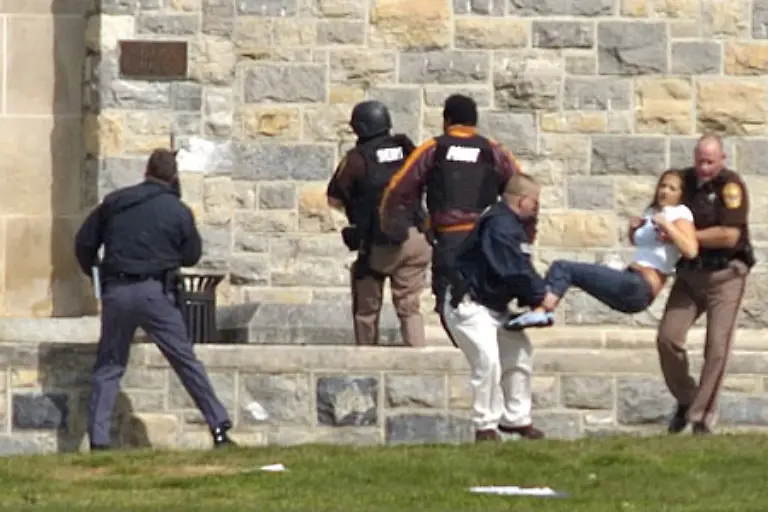 Zuerst-schiesst-er-in-einem-Studentenheim-um-sich