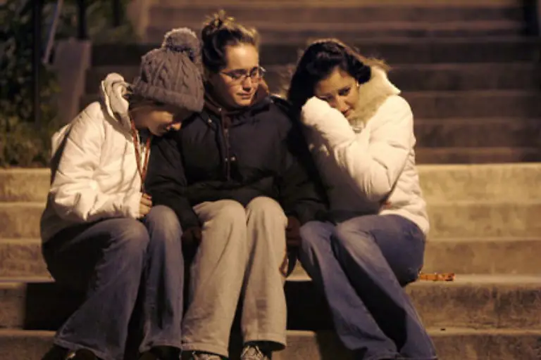 Die-Nation-sei-erschuettert-und-in-Trauer-versetzt-sagt-Praesident-George-W-Bush