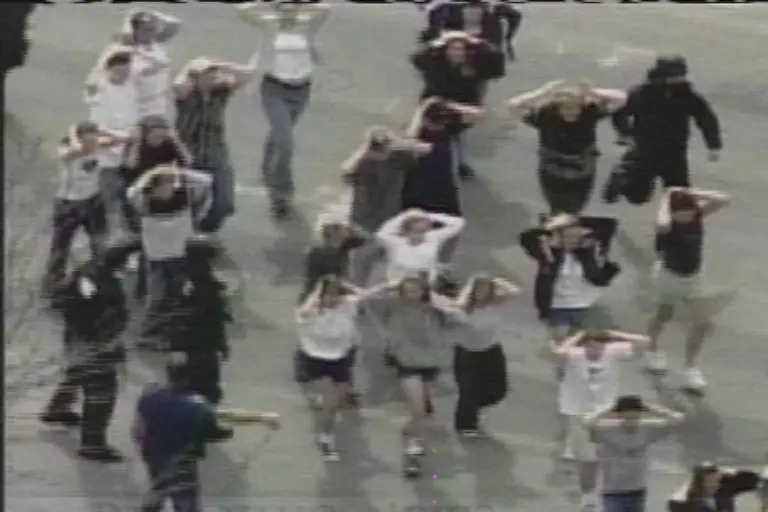 richten-an-der-Columbine-High-School-in-Littleton-13-Menschen-hin-verletzen-24-weitere