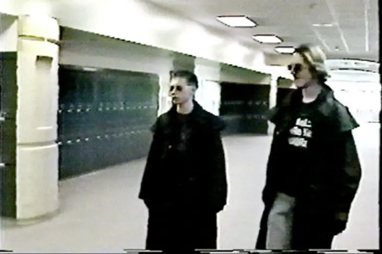 Auch-sie-toeten-sich-am-Ende-selbst-Sie-waren-zwei-Mitglieder-der-Trenchcoat-Mafia-Leitgedanke-Nicht-zur-Masse-gehoeren-zur-amerikanischen-Mainstream-Gesellschaft-zu-den-durchtrainierten-Baseball-Jungs