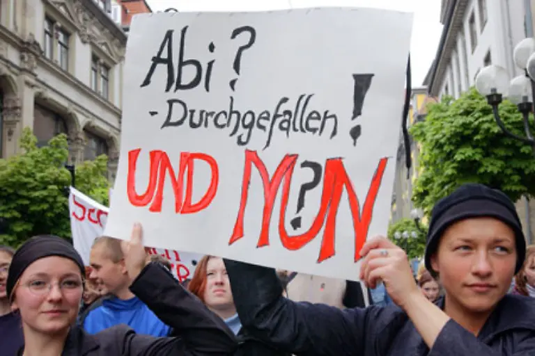 Doch-solche-Erklaerungen-erscheinen-sehr-einfach-verdraengen-jeglichen-Grund-der-in-der-Gesellschaft-selbst-liegen-koennte