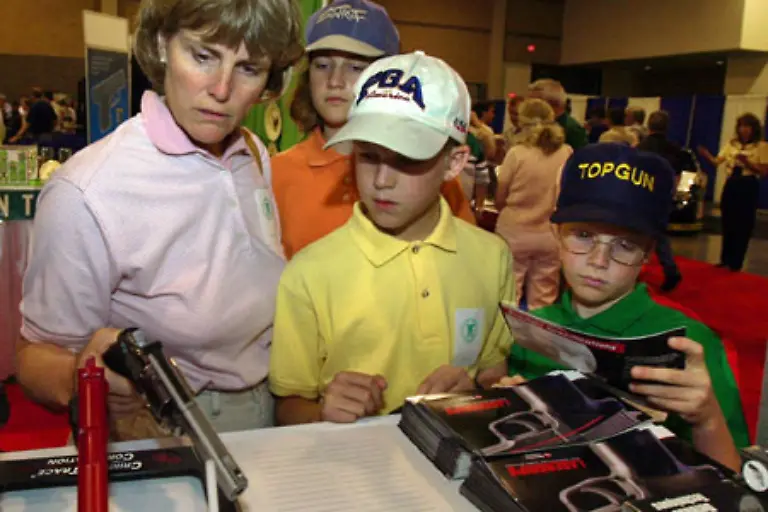 Ein-Blick-nach-Amerika-auf-eine-der-zahlreichen-Waffenmessen-Eine-Mutter-mit-ihren-Kindern-und-einer-Pistole-Normal-Ja-normal-in-den-USA