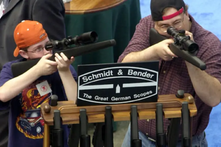 Jaehrlich-werden-in-den-USA-350-000-Verbrechen-mit-Schusswaffen-begangen-mehr-als-11-000-Menschen-werden-getoetet-Mordrate-pro-100-000-Einwohner-3-8-Prozent-Weit-ueber-dem-Durchschnitt-vergleichbarer-Laender