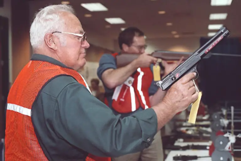 Insgesamt-gibt-es-mehr-als-200-Millionen-Pistolen-und-Gewehre-in-US-Privatbesitz-das-Arsenal-waechst-jaehrlich-um-weitere-acht-Millionen