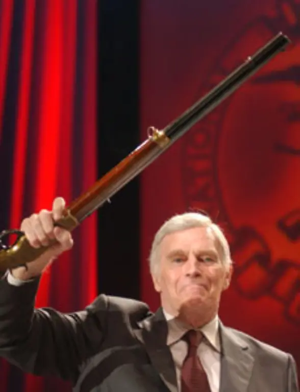 Amerikanische-Waffentraeger-sind-organisiert-in-der-NRA-der-National-Rifle-Association-Ihr-ehemaliger-Vorsitzender-Schauspieler-Charlton-Heston-Der-politische-Einfluss-ist-gross-die-Mitgliederzahl-liegt-bei-4-2-Millionen