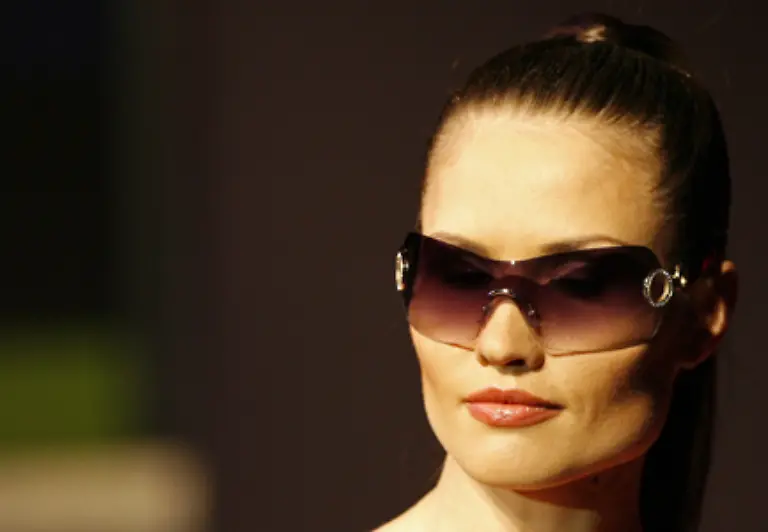 Eine-gute-Sonnenbrille-sollte-also-die-gesamte-Augenpartie-bedecken-und-mit-gewoelbten-Glaesern-ausgestattet-sein-die-sich-gut-ins-Gesicht-einpassen
