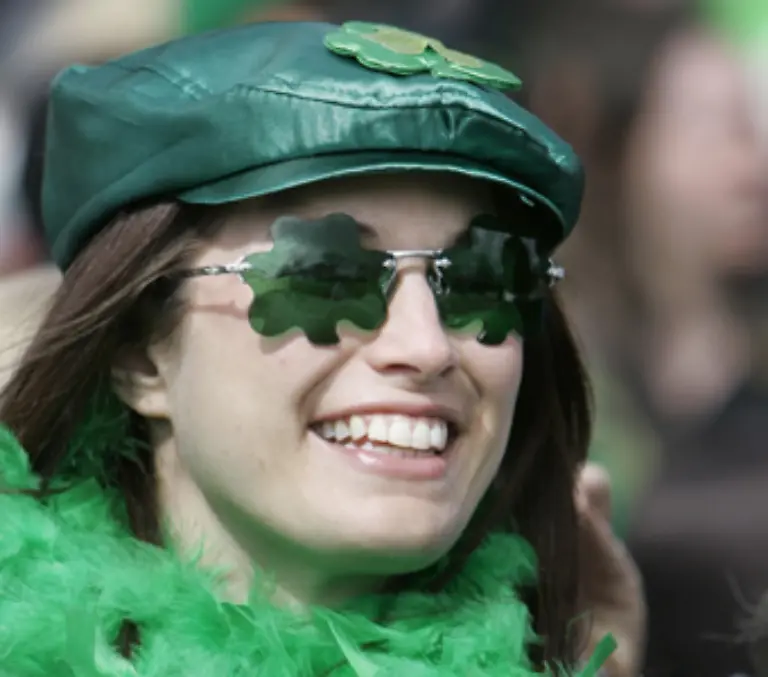 Wenn-die-Sonnenbrille-allerdings-zum-Abrunden-einer-Verkleidung-eingesetzt-wird-muss-man-sich-nicht-an-jeden-Trend-halten