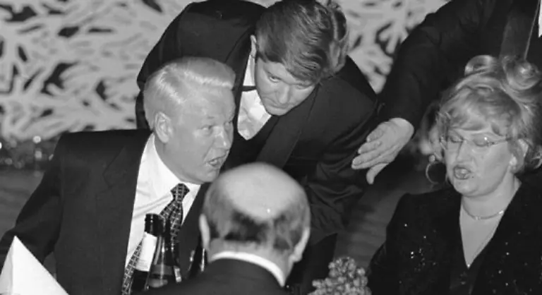 Um-sich-im-Winter-zu-waermen-legten-die-Kinder-die-Milchziege-neben-sich-auf-den-Boden