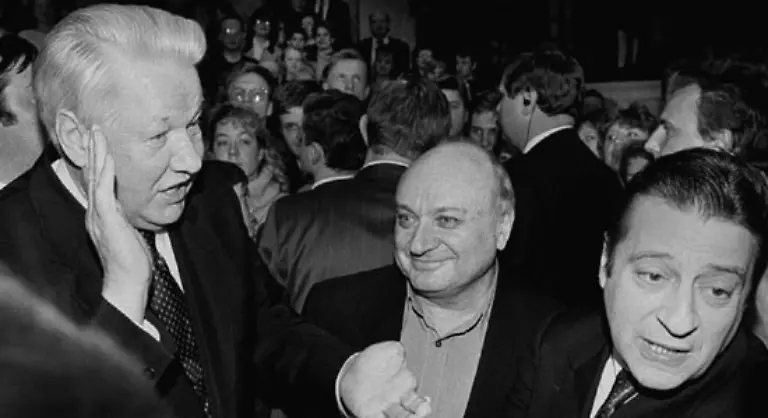 und-brachte-sich-damit-in-Gegensatz-zu-Gorbatschow-und-konservativen-Kraeften-in-der-KPdSU