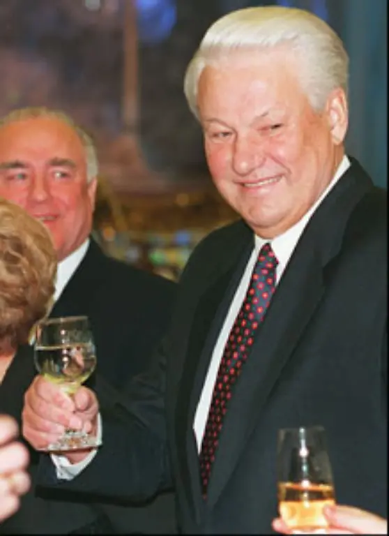 Mit-89-Prozent-der-Waehlerstimmen-im-Ruecken-zog-er-1989-jedoch-in-den-sowjetischen-Kongress-der-Volksdeputierten