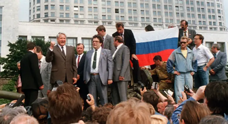 Er-setzte-sich-dabei-gegen-kommunistische-und-nationalistische-Rivalen-durch