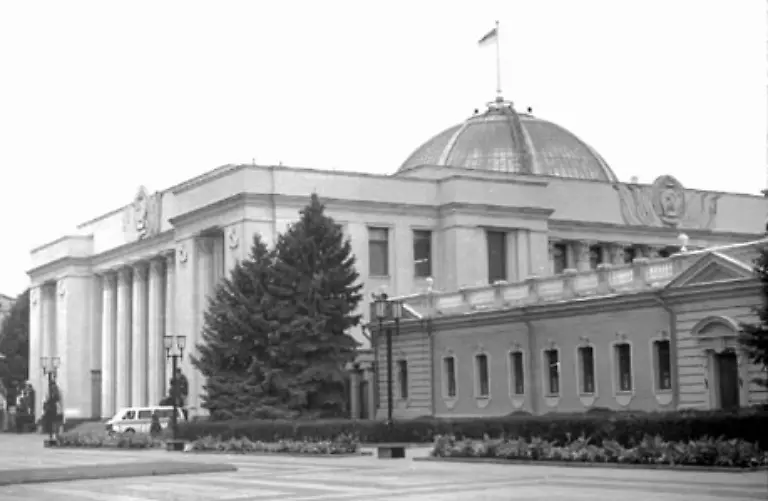 Gemeinsam-mit-den-Republikchefs-von-Weissrussland-und-der-Ukraine-unterzeichnete-er-im-Dezember-2001-ein-Abkommen