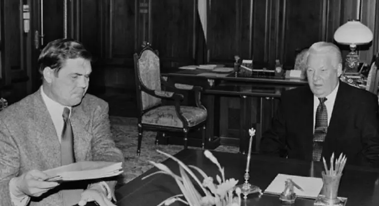 Im-September-1993-loeste-Jelzin-das-Parlament-auf-dem-er-vorwarf-Verfassungsreformen-und-Wahlen-zu-blockieren