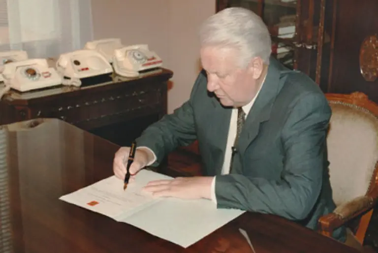 Seine-Leibwaechter-haetten-ihn-nicht-geweckt-sagte-Jelzin-spaeter-in-Moskau