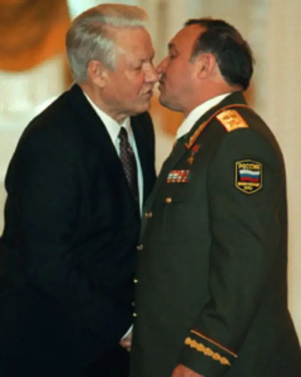 Daraufhin-rief-er-den-Verteidigungsminister-Pawel-Gratschow-zu-sich-und-trank-mit-ihm-bis-zum-Morgen