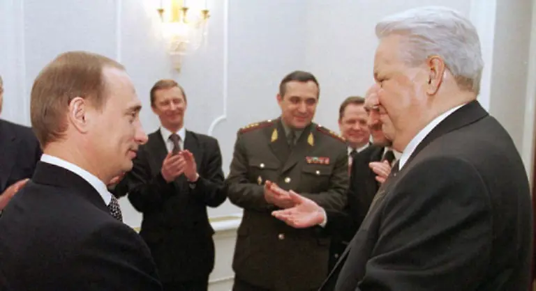 Bei-der-Praesentation-Putins-entschuldigte-sich-Jelzin-zugleich-oeffentlich