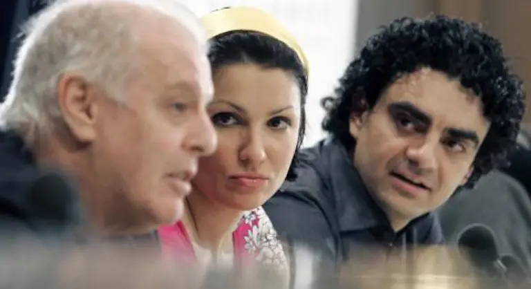 Vor-rund-100-Fotografen-und-Reportern-praesentierten-sich-die-Saenger-am-Freitag-mit-dem-Dirigenten-Daniel-Barenboim-vor-Journalisten