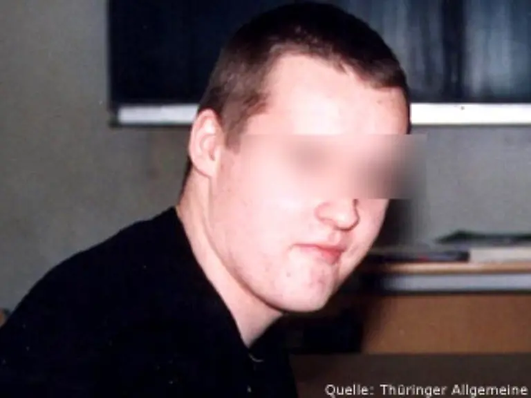 Dann-drang-der-ehemalige-Schueler-Robert-Steinhaeuser-in-das-Gymnasium-ein-Er-war-kurz-zuvor-von-der-Schule-geflogen
