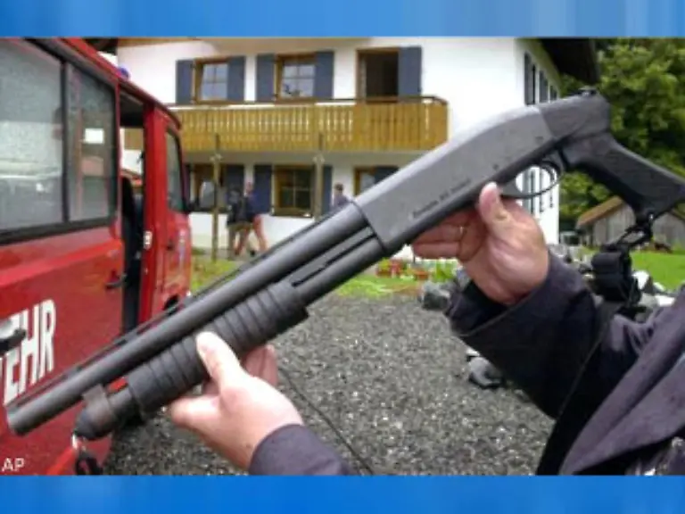 Seine-Tatwaffen-waren-eine-Pump-Gun-solcher-Bauart-und-eine-Pistole