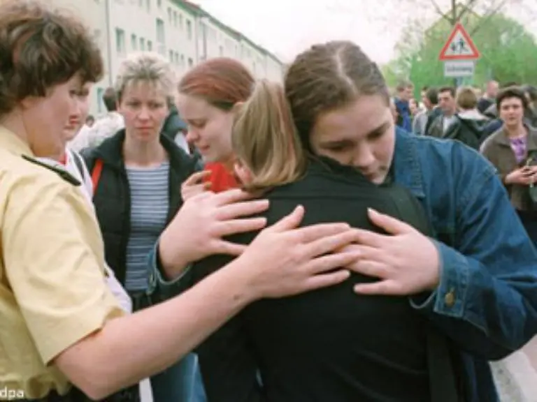 Gerade-fanden-die-Abitur-Pruefungen-statt-Robert-S-soll-mit-den-Worten-Es-hat-ja-doch-keinen-Sinn-auch-in-den-Klassenraum-seines-Mathematikkurses-eingedrungen-sein-und-dort-um-sich-geschossen-haben