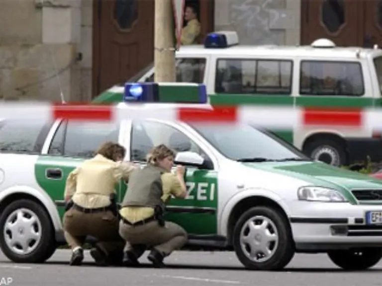 Mit-Schusswesten-bekleidete-Polizisten-umstellten-das-Gutenberg-Gymnasium