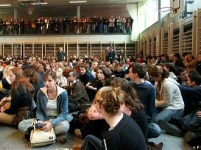 In-einer-Gedenkfeier-erinnern-Schueler-Lehrer-Angehoerige-und-Repraesentanten-der-Stadt-Erfurt-an-die-Tat-Erstmals-seit-dem-Amoklauf-versammeln-sie-sich-wieder-in-der-Schule-im-Jugendstil-die-inzwischen-saniert-wurde
