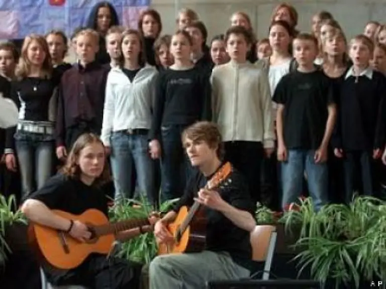 Ein-Schuelerchor-sorgt-fuer-die-musikalische-Untermalung-der-Gedenkfeier