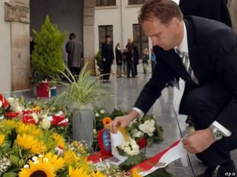 Althaus-legte-vor-der-Schule-ebenso-Blumen-nieder
