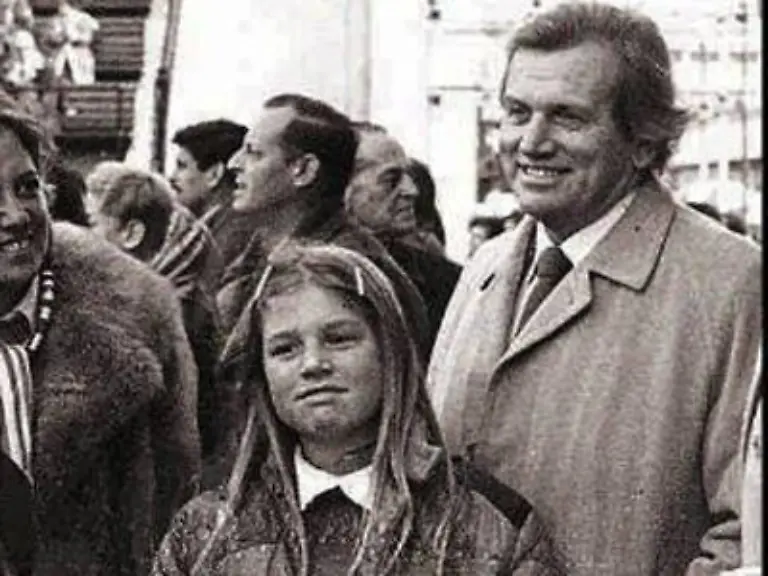 dass-Mximas-Vater-der-Zeremonie-fern-blieb