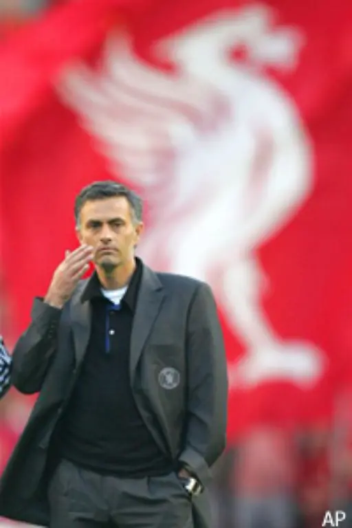 Schon-vor-dem-Anpfiff-schien-Chelsea-Coach-Jos-Mourinho-extrem-angespannt-Tage-vor-der-Begegnung-gab-er-in-Interviews-klar-zu-erkennen-dass-er-seiner-Sache-nicht-sicher-war-Die-42-000-Zuschauer-im-Stadion-an-der-Anfield-Road-machten-die-Aufgabe-auch-fuer-sein-Team-nicht-leichter