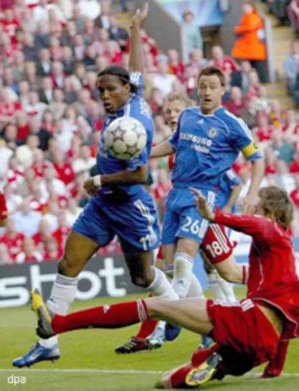 Die-Angriffsbemuehungen-von-Chelsea-endeten-dagegen-wirkungslos-in-den-Reihen-der-stark-verteidigenden-Gastgeber-Starstuermer-Didier-Drogba-l-im-Zweikampf-mit-Starstuermer-Peter-Crouch