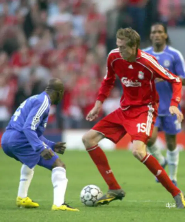 Dagegen-hatte-die-beste-Abwehr-der-Premier-League-ueber-die-gesamte-Spielzeit-grosse-Probleme-mit-dem-starken-Angriff-der-Heimelf-Claude-Makelele-l-gegen-Peter-Crouch-r
