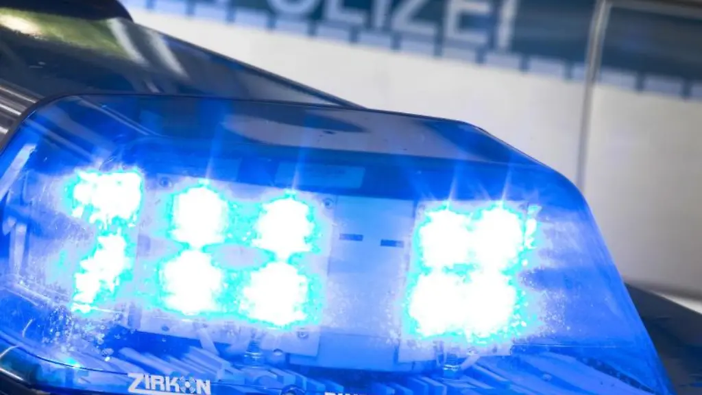 Ein-Blaulicht-leuchtet-auf-dem-Dach-eines-Polizeiwagens