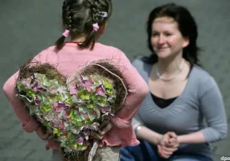 Zurecht-In-diesem-Jahr-feiert-der-Ehrentag-fuer-alle-Muttis-Mamas-und-Mamis-seine-101-Ausgabe